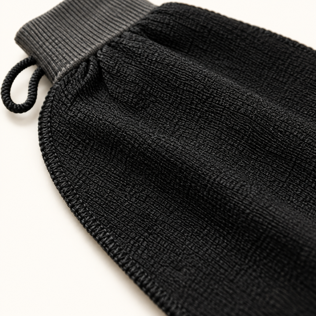 Close-up of the flat kessa weave and the stitched edge